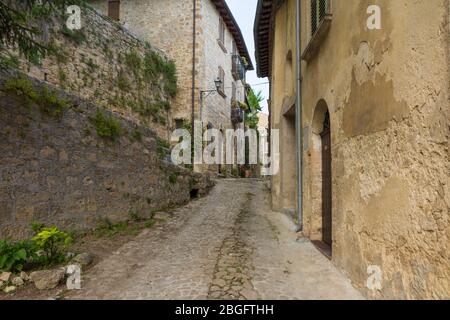 Civitella del Tronto ist eine der ältesten und charakteristischsten kleinen Städte der Abruzzen Region Italiens - Europa. Gasse im historischen Zentrum Stockfoto