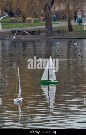 Der Stadtpark Teich neben dem Heldenplatz in Budapest, Ungarn. Stockfoto