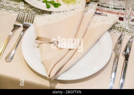 Schöner Dekoratettisch für kleine Familienfeier. Stockfoto