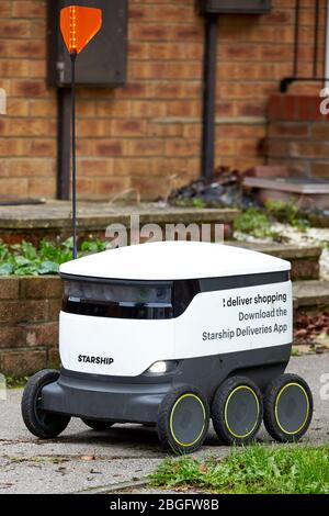 Ein autonomer Roboter mit sechs Rädern, der von Starship Technologies in Milton Keynes entwickelt wurde. Stockfoto