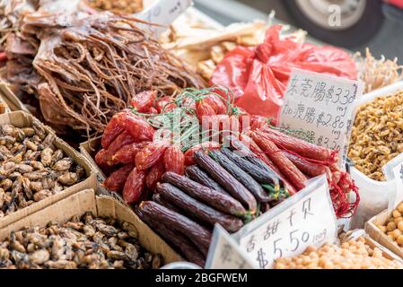 Getrocknete Tintenfisch Haut zum Verkauf im Warenkorb mit Preisschild. Orientalische, knusprige Meeresfrüchte-Snacks auf dem Street Food Market Stockfoto