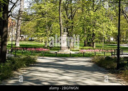 18. April 2020, Poznan, Wielkopolska, Polen: Am Samstag Vormittag in Poznan. In Polen gibt es Einschränkungen im täglichen Betrieb aufgrund der Pandemie des Coronavirus und obwohl das Wetter ziemlich gut ist und der Frühling verlockend ist, sind die Menschen vernünftig und bleiben zu Hause. Der Eintritt in die Parks ist verboten. Im April 20 wird die erste Lockerung der Beschränkungen im Zusammenhang mit der Epidemie in Polen stattfinden - "neue Normalität" heißt die neue Aktion der polnischen Regierung. (Bild: © Dawid Tatarkiewicz/ZUMA Wire) Stockfoto