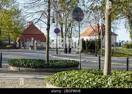 18. April 2020, Poznan, Wielkopolska, Polen: Am Samstag Vormittag in Poznan. In Polen gibt es Einschränkungen im täglichen Betrieb aufgrund der Pandemie des Coronavirus und obwohl das Wetter ziemlich gut ist und der Frühling verlockend ist, sind die Menschen vernünftig und bleiben zu Hause. Im April 20 wird die erste Lockerung der Beschränkungen im Zusammenhang mit der Epidemie in Polen stattfinden - "neue Normalität" heißt die neue Aktion der polnischen Regierung. Im Bild (L): Das Denkmal des heiligen Johannes Paul II. Die Veröffentlichung im negativen Kontext ist verboten. (Bild: © Dawid Tatarkiewicz/ZUMA Wire) Stockfoto