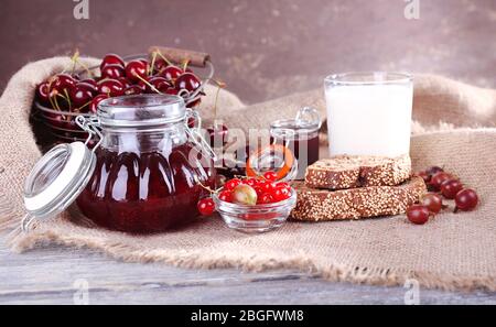 Beeren Marmelade im Glas auf dem Tisch, Nahaufnahme Stockfoto