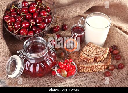 Beeren Marmelade im Glas auf dem Tisch, Nahaufnahme Stockfoto