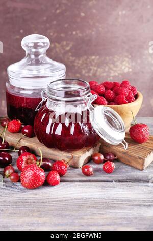 Beeren Marmelade in Gläsern auf dem Tisch, Nahaufnahme Stockfoto