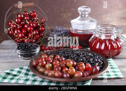 Beeren Marmelade in Gläsern auf dem Tisch, Nahaufnahme Stockfoto