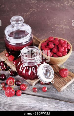 Beeren Marmelade in Gläsern auf dem Tisch, Nahaufnahme Stockfoto