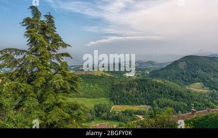 Ländliche Landschaft entlang der Straße von Sant'Egidio alla Vibrata nach Civitella del Tronto im Sommer - Abruzzen Region in Italien - Europa Stockfoto