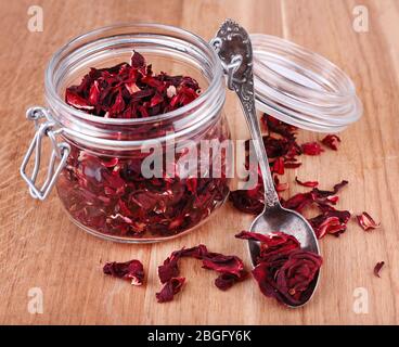 Getrockneter Hibiskus-Tee im Glas auf Holzhintergrund Stockfoto