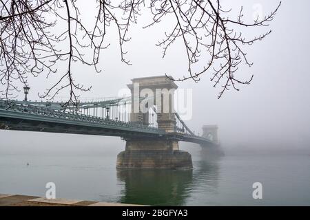 Die Széchenyi Kettenbrücke bei nebligen Tagen in Budapest, Ungarn Stockfoto