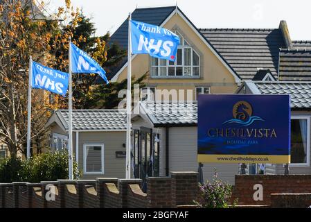 Wyke Regis, Weymouth, Dorset, Großbritannien. April 2020. Flaggen sagen Danke NHS auf Fahnenmasten im Chesil Vista Holiday Park bei Wyke Regis in Dorset während der anhaltenden Sperrung der Coronavirus-Pandemie. Bild: Graham Hunt/Alamy Live News Stockfoto