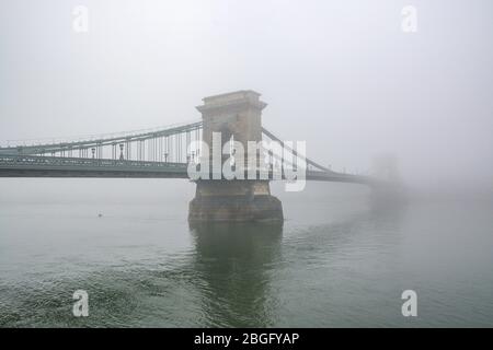 Die Széchenyi Kettenbrücke bei nebligen Tagen in Budapest, Ungarn Stockfoto