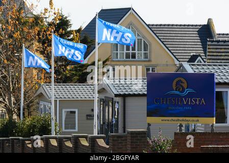 Wyke Regis, Weymouth, Dorset, Großbritannien. April 2020. Flaggen sagen Danke NHS auf Fahnenmasten im Chesil Vista Holiday Park bei Wyke Regis in Dorset während der anhaltenden Sperrung der Coronavirus-Pandemie. Bild: Graham Hunt/Alamy Live News Stockfoto