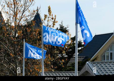 Wyke Regis, Weymouth, Dorset, Großbritannien. April 2020. Flaggen sagen Danke NHS auf Fahnenmasten im Chesil Vista Holiday Park bei Wyke Regis in Dorset während der anhaltenden Sperrung der Coronavirus-Pandemie. Bild: Graham Hunt/Alamy Live News Stockfoto