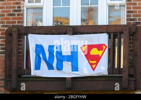 Wyke Regis, Weymouth, Dorset, Großbritannien. April 2020. Ein Banner, das den NHS mit einem Superman-Symbol unterstützt, hängt vor einem Haus bei Wyke Regis in Dorset während der anhaltenden Sperrung der Coronavirus-Pandemie. Bild: Graham Hunt/Alamy Live News Stockfoto