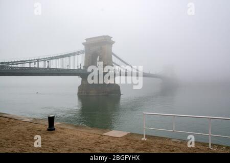 Die Széchenyi Kettenbrücke bei nebligen Tagen in Budapest, Ungarn Stockfoto