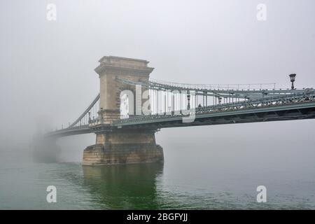 Die Széchenyi Kettenbrücke bei nebligen Tagen in Budapest, Ungarn Stockfoto