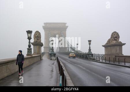 Die Széchenyi Kettenbrücke bei nebligen Tagen in Budapest, Ungarn Stockfoto