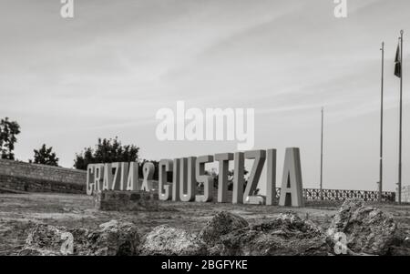 Die Festung Civitella del Tronto, Teramo - Italien: Ein mittelalterlicher Fortrss, einzigartiges Beispiel mittelalterlicher Militärarchitektur in den Abruzzen. Stockfoto