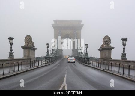 Die Széchenyi Kettenbrücke bei nebligen Tagen in Budapest, Ungarn Stockfoto