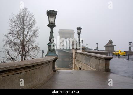 Die Széchenyi Kettenbrücke bei nebligen Tagen in Budapest, Ungarn Stockfoto