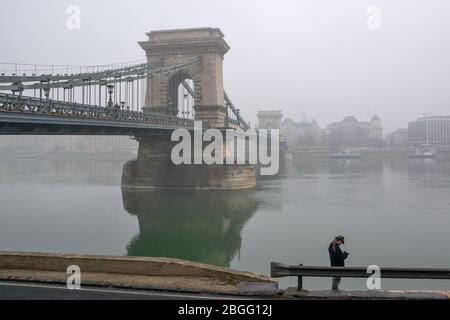 Die Széchenyi Kettenbrücke bei nebligen Tagen in Budapest, Ungarn Stockfoto