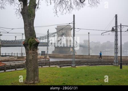 Die Széchenyi Kettenbrücke bei nebligen Tagen in Budapest, Ungarn Stockfoto