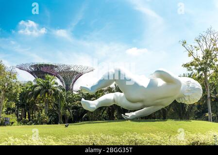 Singapur, 2019. Oktober: Marc Quinns riesige Baby-Skulptur, genannt "Planet", schwebt in der Luft im Gardens by the Bay Park Stockfoto