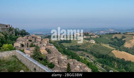 Die Festung Civitella del Tronto, Teramo - Italien: Ein mittelalterlicher Fortrss, einzigartiges Beispiel mittelalterlicher Militärarchitektur in den Abruzzen. Stockfoto
