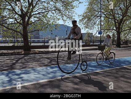 Ein Radfahrer, der in der Nähe von Battersea in London auf einem Penny-Farthing fährt. Stockfoto