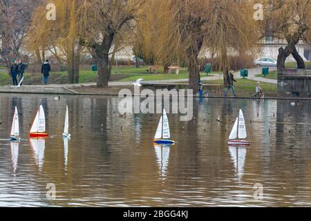 Der Stadtpark Teich neben dem Heldenplatz in Budapest, Ungarn. Stockfoto