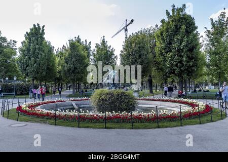 WIEN, ÖSTERREICH - 22. APRIL 2019: Schöner Park mit Blumen, Rasen und Bäumen an einem sonnigen Frühlingstag im Zentrum der Stadt. Stockfoto