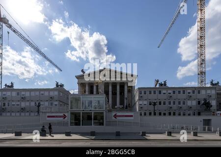 WIEN, ÖSTERREICH - 22. APRIL 2019: Stadtansichten von Europas Stadt - Wien. Menschen auf der Straße. Urbanes Leben. Stockfoto