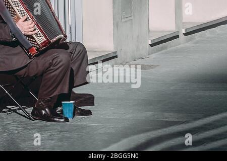 Älterer Mann spielt das Akkordeon auf der Straße. Platz kopieren Stockfoto