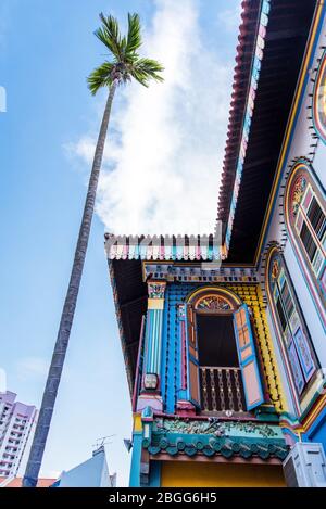 Singapur, 2019. Oktober: Buntes Haus von Tan Teng Niah gegen blauen Himmel. Beliebte Touristenort in Little India Bezirk. 37 Curbau Road Stockfoto