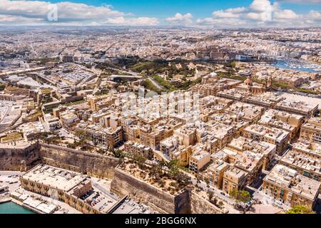 Valletta Hauptstadt Malta. Panoramahafen und blaues Meer. Luftansicht von oben Stockfoto