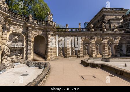 Der Schlosskomplex Zwinger Brunnen im Barockstil. Stockfoto