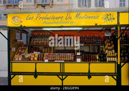 Stand Verkauf von Produkten aus Zitronen während des Menton Zitronenfest in Südfrankreich Stockfoto