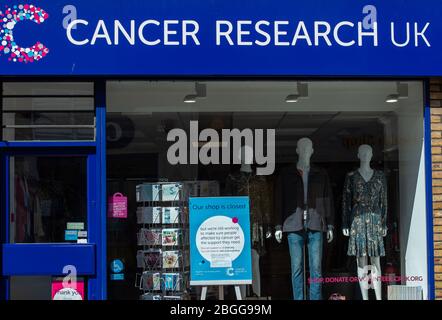 Windsor, Berkshire, Großbritannien. April 2020. Der Cancer Research UK Charity Shop in Peascod Street, Windsor ist derzeit während der Coronavirus Pandemie geschlossen. Kredit: Maureen McLean/Alamy Stockfoto