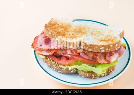 Ein BLT ist eine Art Sandwich, benannt nach den Initialen seiner Hauptzutaten, Speck, Salat und Tomaten Stockfoto