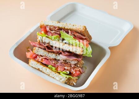 Ein BLT ist eine Art Sandwich, benannt nach den Initialen seiner Hauptzutaten, Speck, Salat und Tomaten Stockfoto