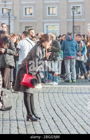 Vatikan, 21. Januar 2017. Junge Frauen macht selfie auf dem Platz Stockfoto