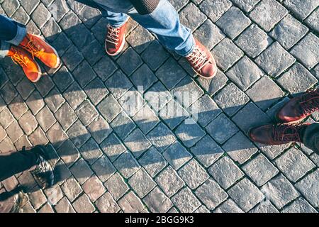 4 Paar schicke Schuhe auf dem Bürgersteig Hintergrund. Platz kopieren Stockfoto