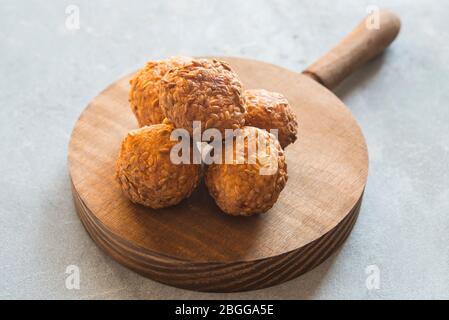 Til ke laddu ist ein Grundnahrungsmittel süß in vielen indischen Haushalten im Winter Stockfoto