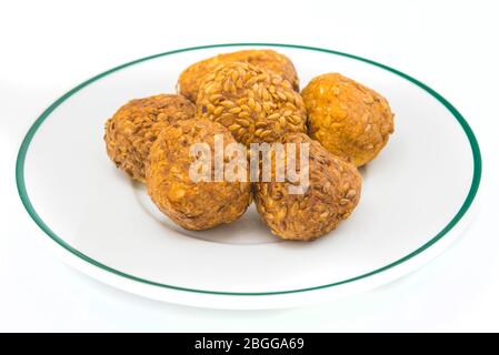 Til ke laddu ist ein Grundnahrungsmittel süß in vielen indischen Haushalten im Winter Stockfoto