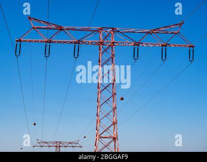 Hochspannungsleitungen mit Strommast Stockfoto