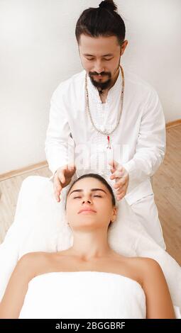 Chiropraktiker tun energetische Kopfmassage. Frau immer reiki-Therapie. Alternative Medizin Stockfoto
