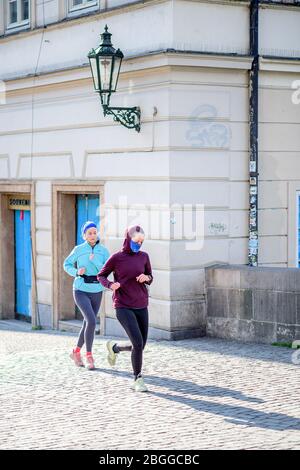 Menschen joggen in den Straßen von Prag während Quarantäne Stockfoto