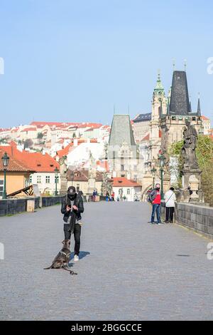 Menschen auf der Karlsbrücke in Prag während der Quarantäne Stockfoto